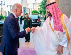 WP critica a Biden por chocar puño con príncipe saudí