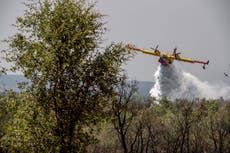 Soldados y bomberos combaten incendios en norte de Marruecos