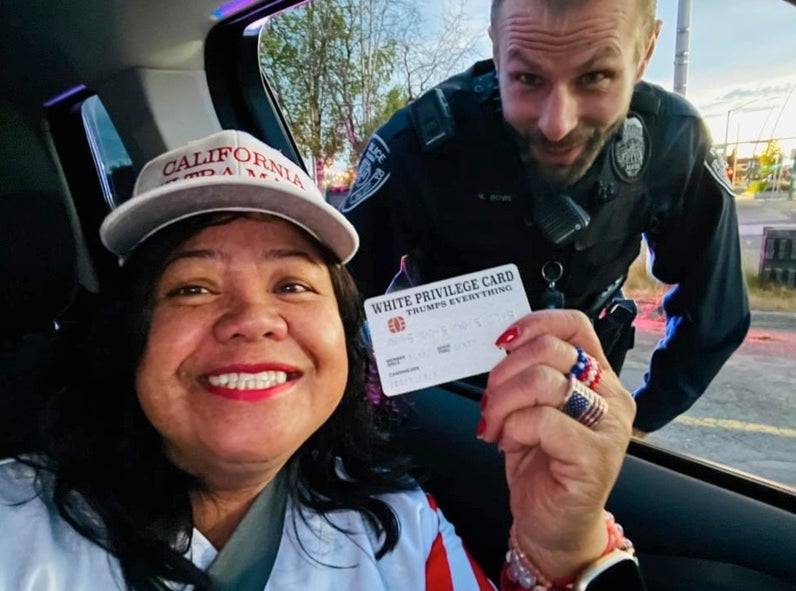 Mimi Israelah compartió una selfie de ella y el oficial sonriendo juntos mientras mostraba orgullosamente la tarjeta a la cámara