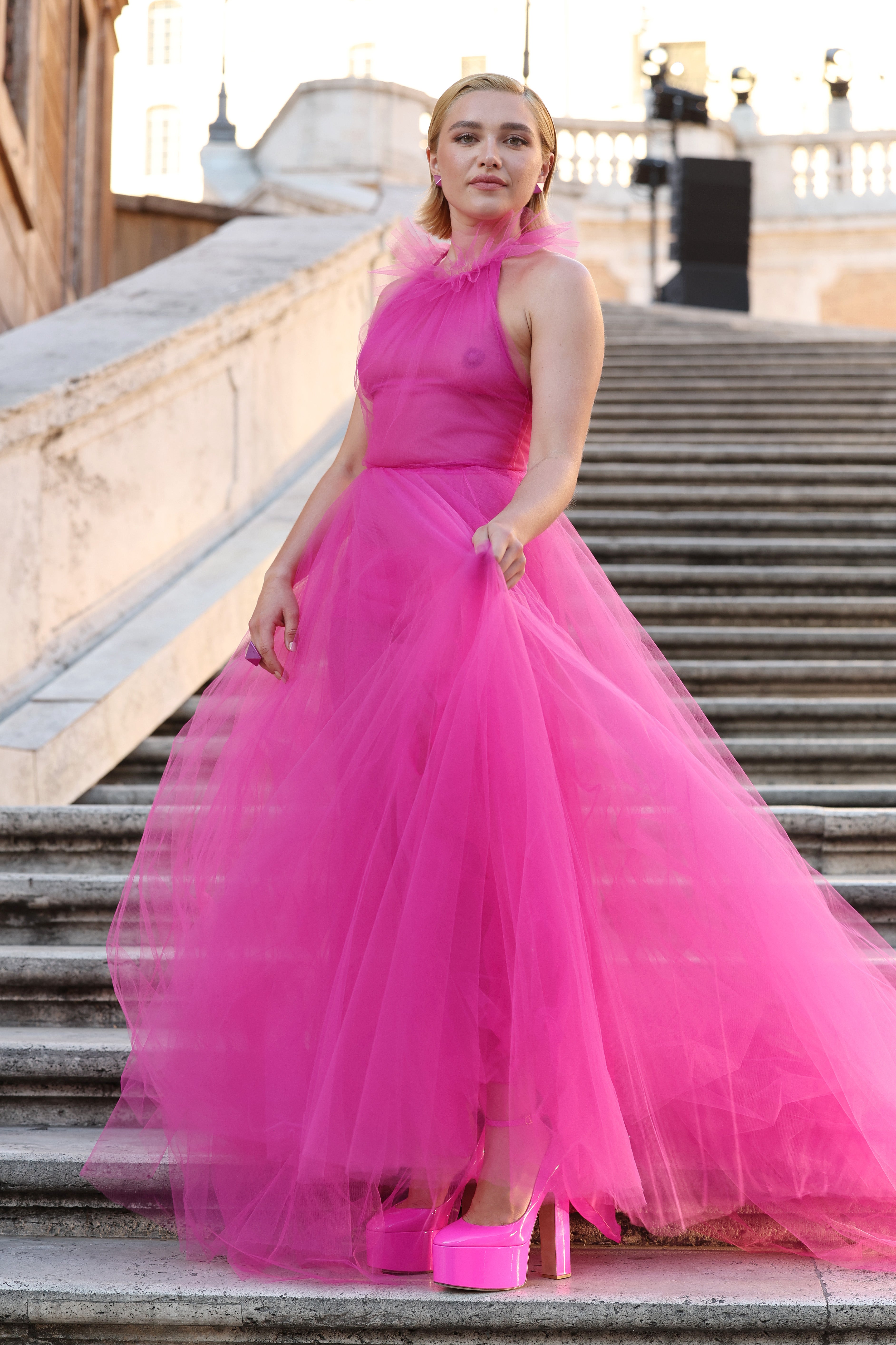 Florence Pugh usó el cestido Valentino en un desfile de modas del diseñador italiano