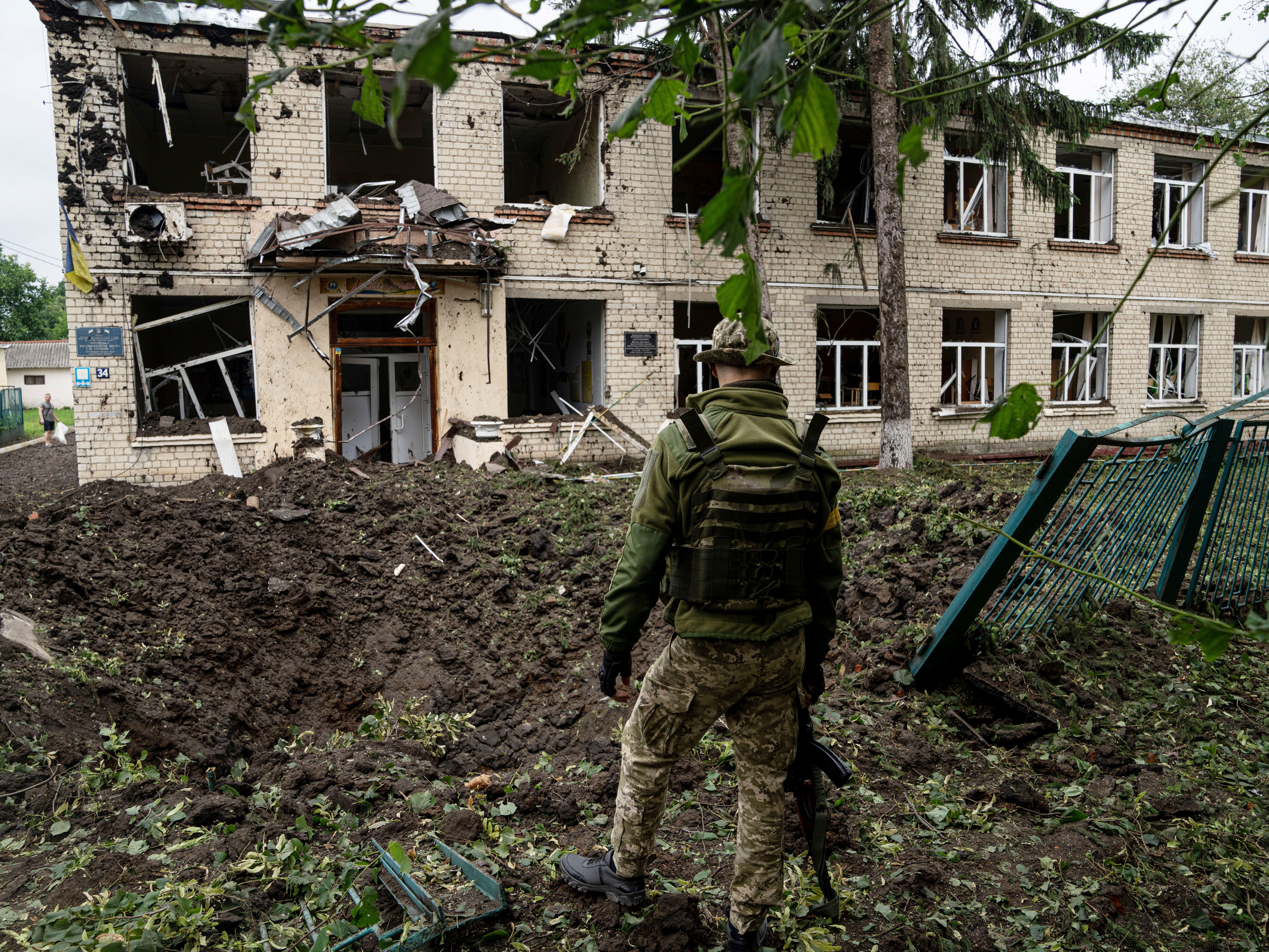 Los bombardeos rusos dejaron un cráter en el suelo y dañaron una escuela en Chuhuiv