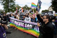 Juez prohíbe aplicar leyes LGBTQ en algunos estados de EEUU