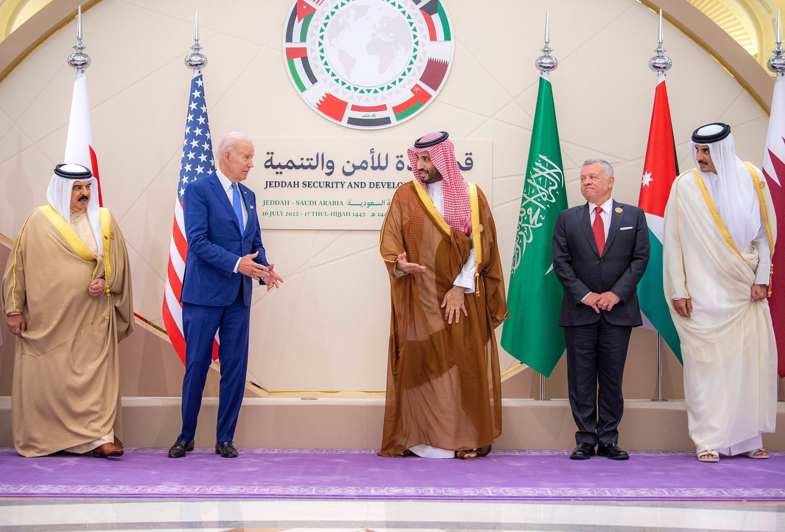 Biden y el príncipe heredero saudí MBS parecen intercambiar algunas palabras durante la sesión fotográfica