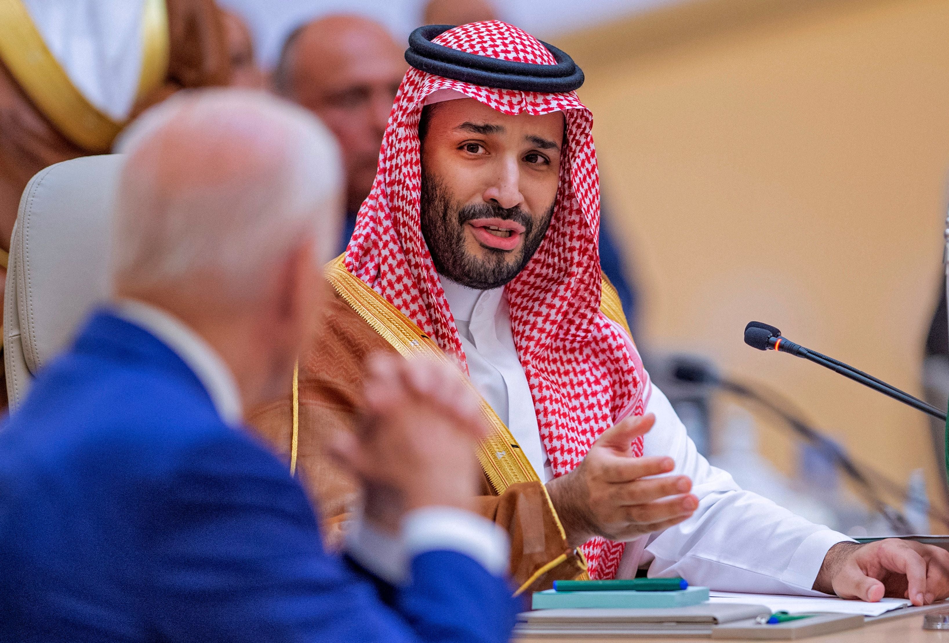 El príncipe heredero saudita, Mohammed bin Salman, hablando con el presidente de EE.UU., Joe Biden, durante la Cumbre de Seguridad y Desarrollo de Jeddah el sábado