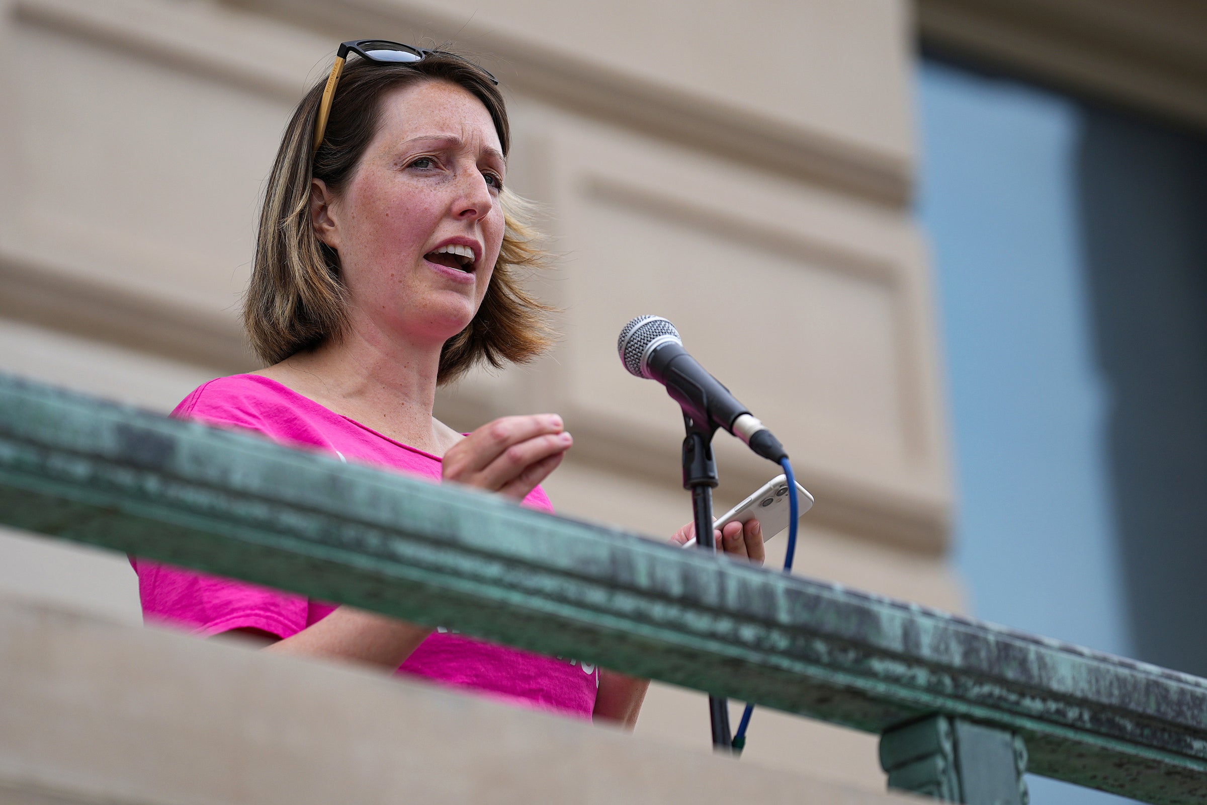 La Dra. Caitlin Bernard, proveedora de servicios de salud reproductiva, habla durante una manifestación por el derecho al aborto el 25 de junio de 2022, en el parlamento de Indiana en Indianápolis