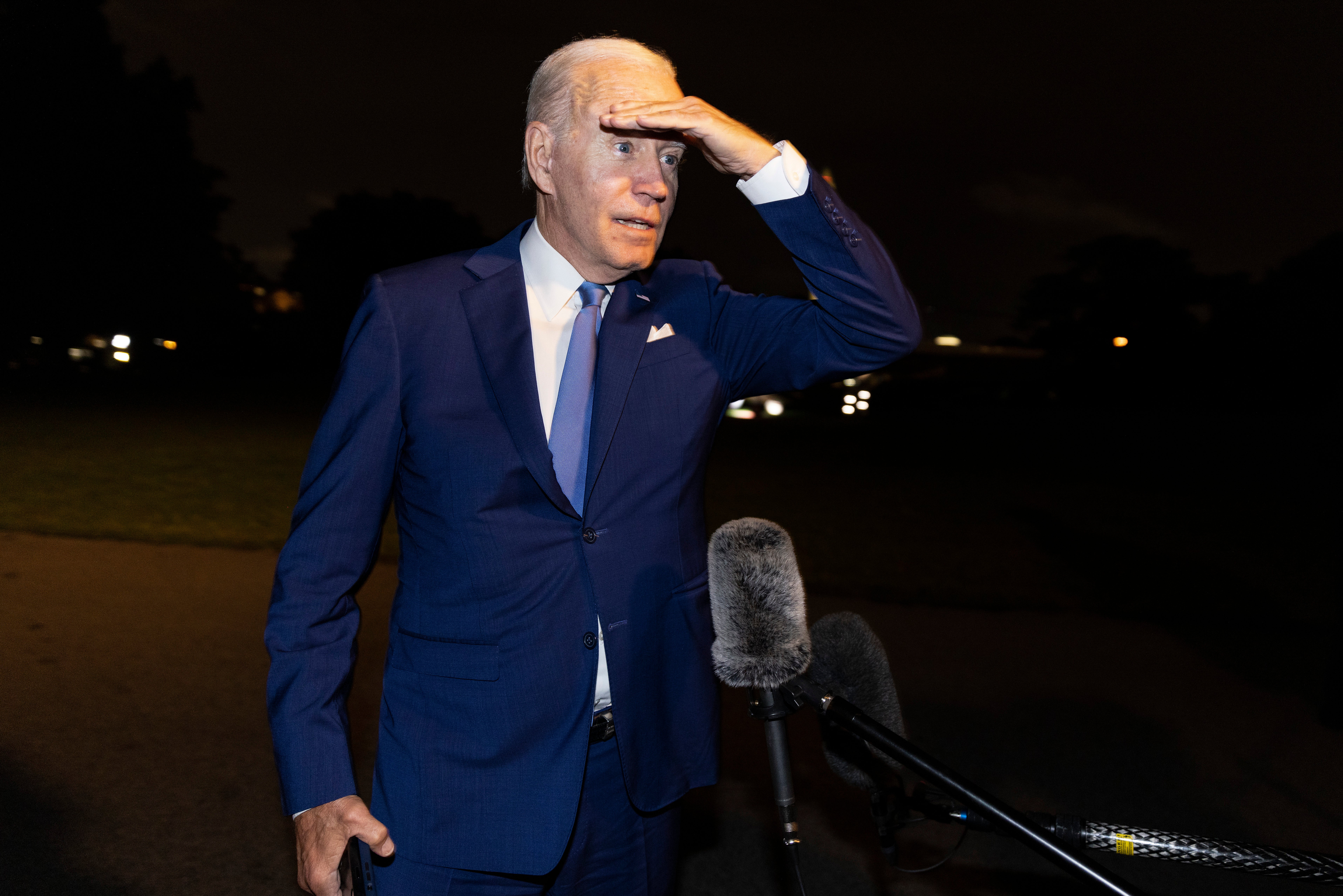 El presidente Biden refutó los comentarios hechos por funcionarios saudíes al llegar a la Casa Blanca el sábado por la noche