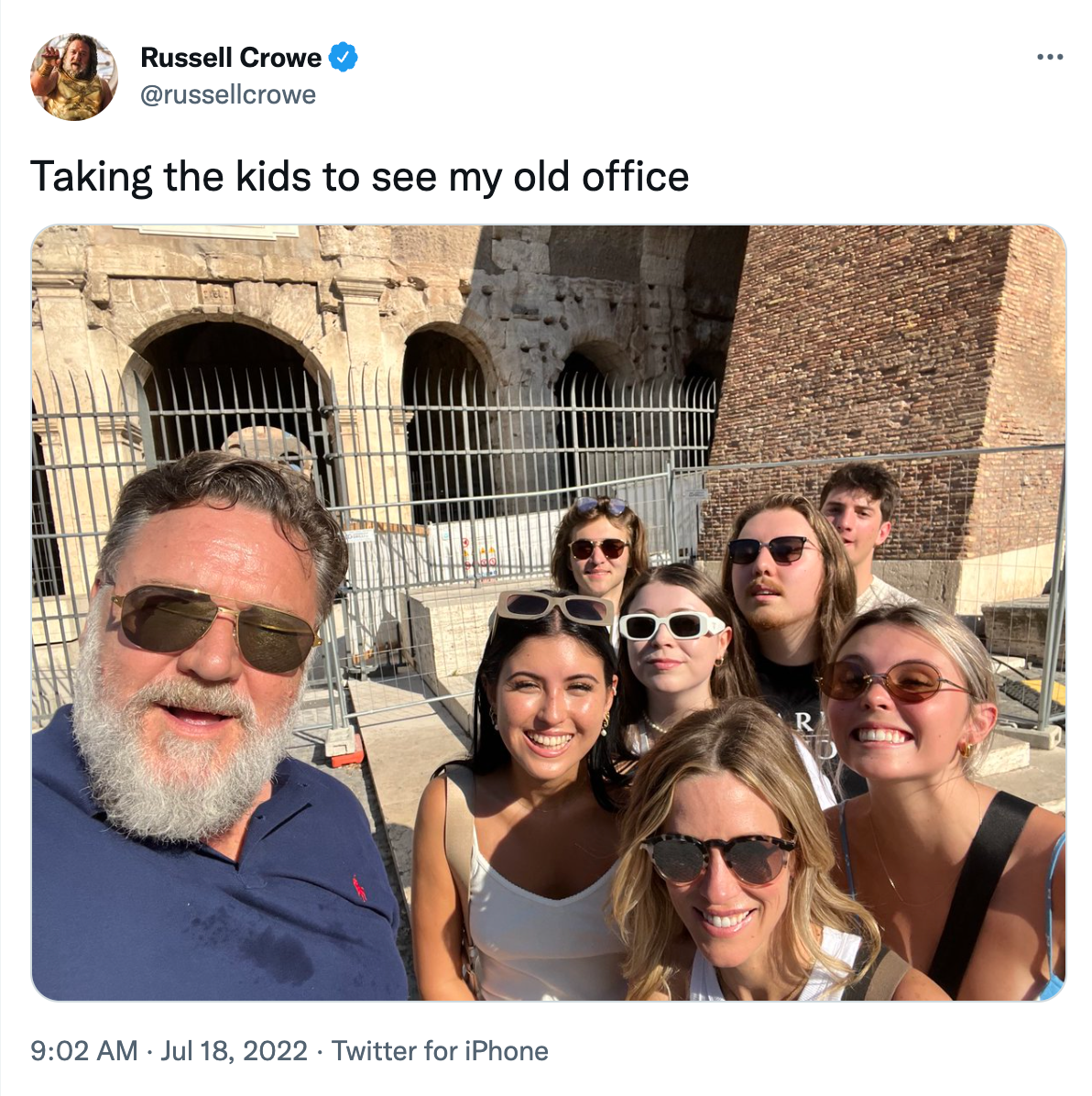 Russell Crowe con su familia afuera del Coliseo en Roma