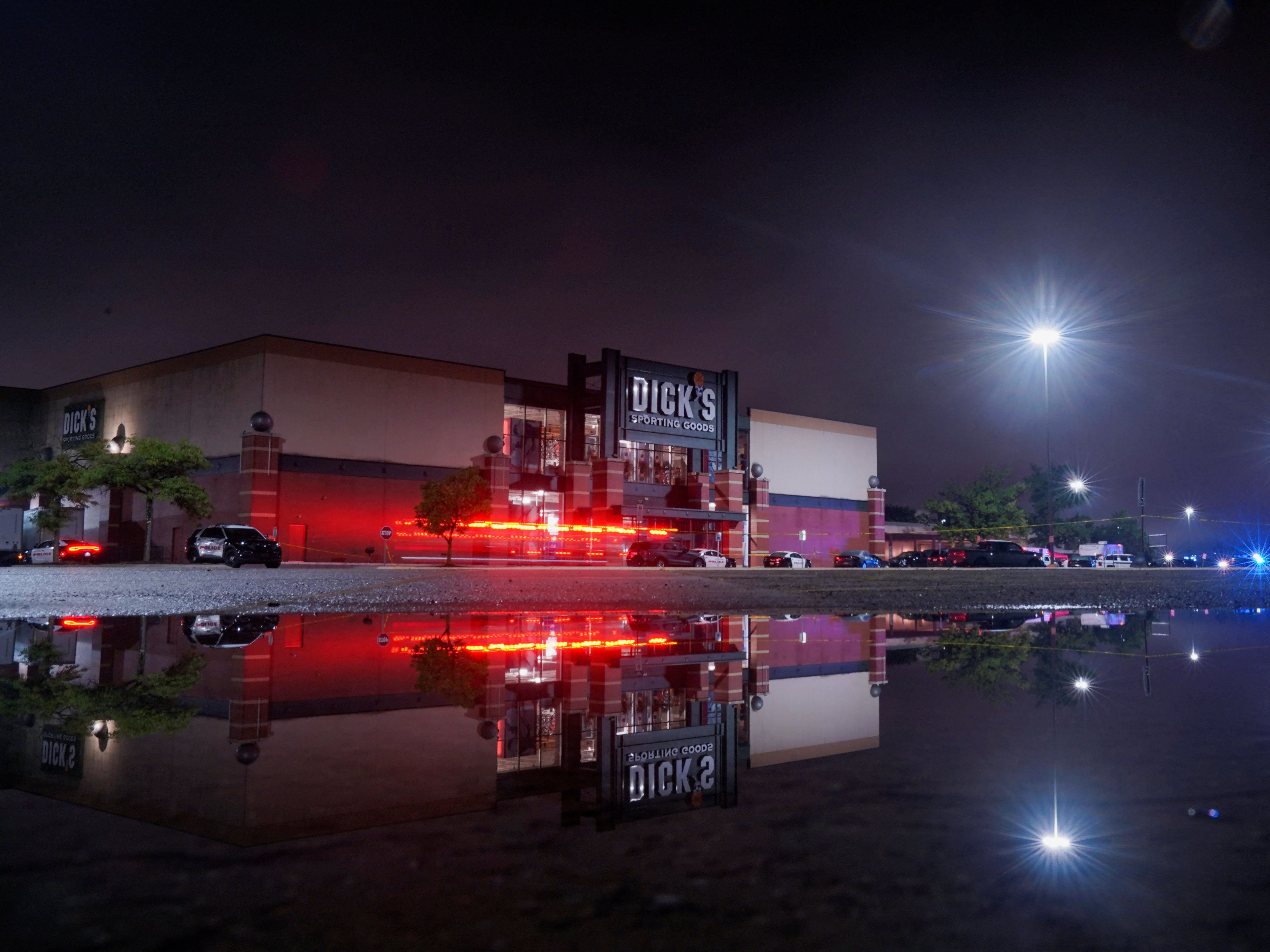 Afuera del centro comercial en Greenwod, Indiana