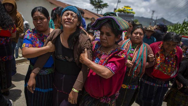 Guatemala: regresa para enterrar a su hijo muerto por asfixia en camión en Texas