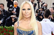 Donatella Versace homenajea a su difunto hermano Gianni en el 25º aniversario de su asesinato