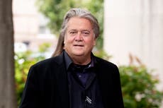 Acusan a Steve Bannon de tratar el juicio como un teatro tras llegar a la corte con tres camisas