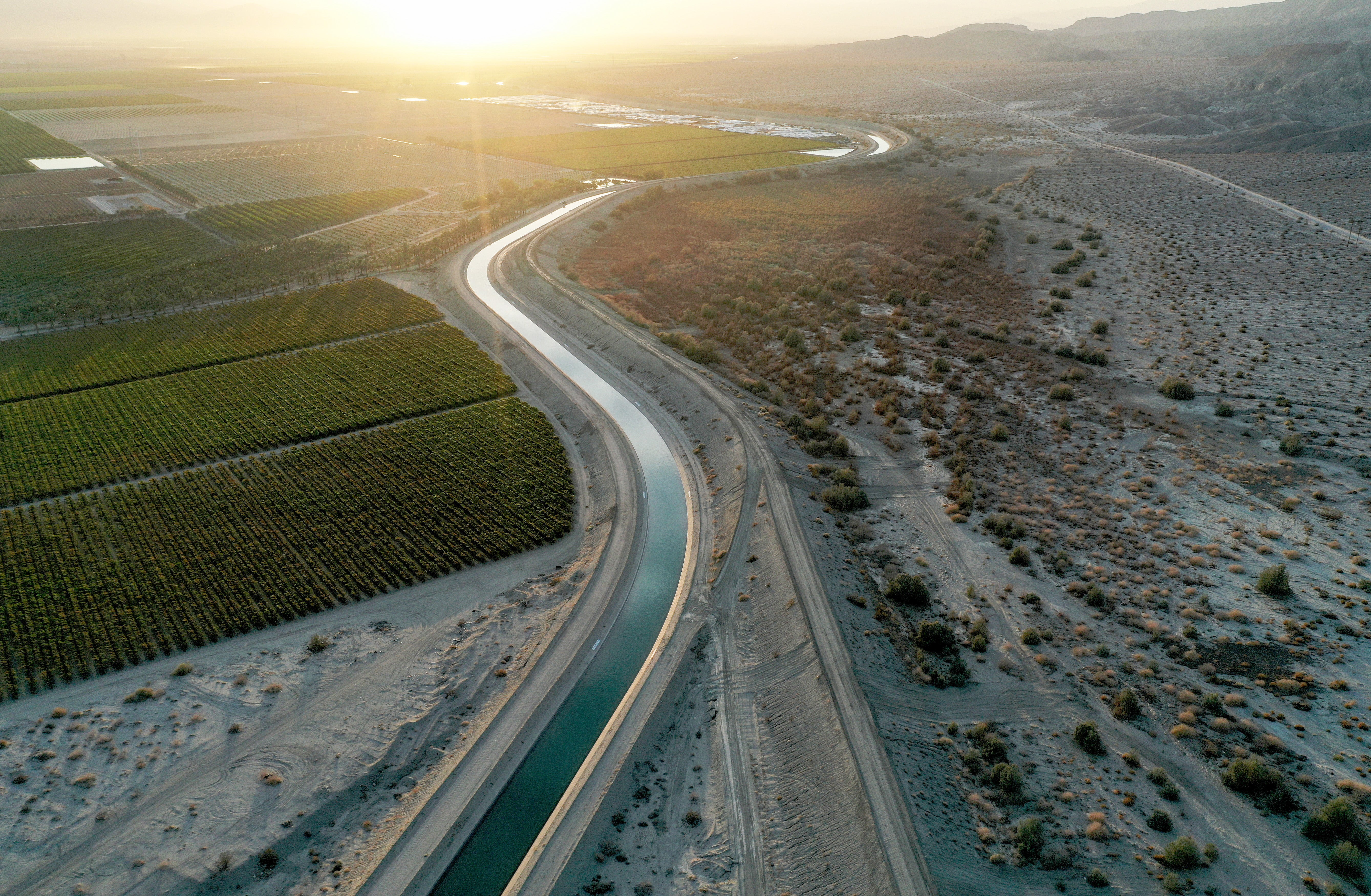 Vista aérea del Canal de Coachella, que pasa junto a los campos agrícolas y el desierto sin desarrollar, cerca de Mecca, California. Más del 97 por ciento de la superficie de California se encuentra en situación de sequía grave, y casi el 60 por ciento en sequía extrema
