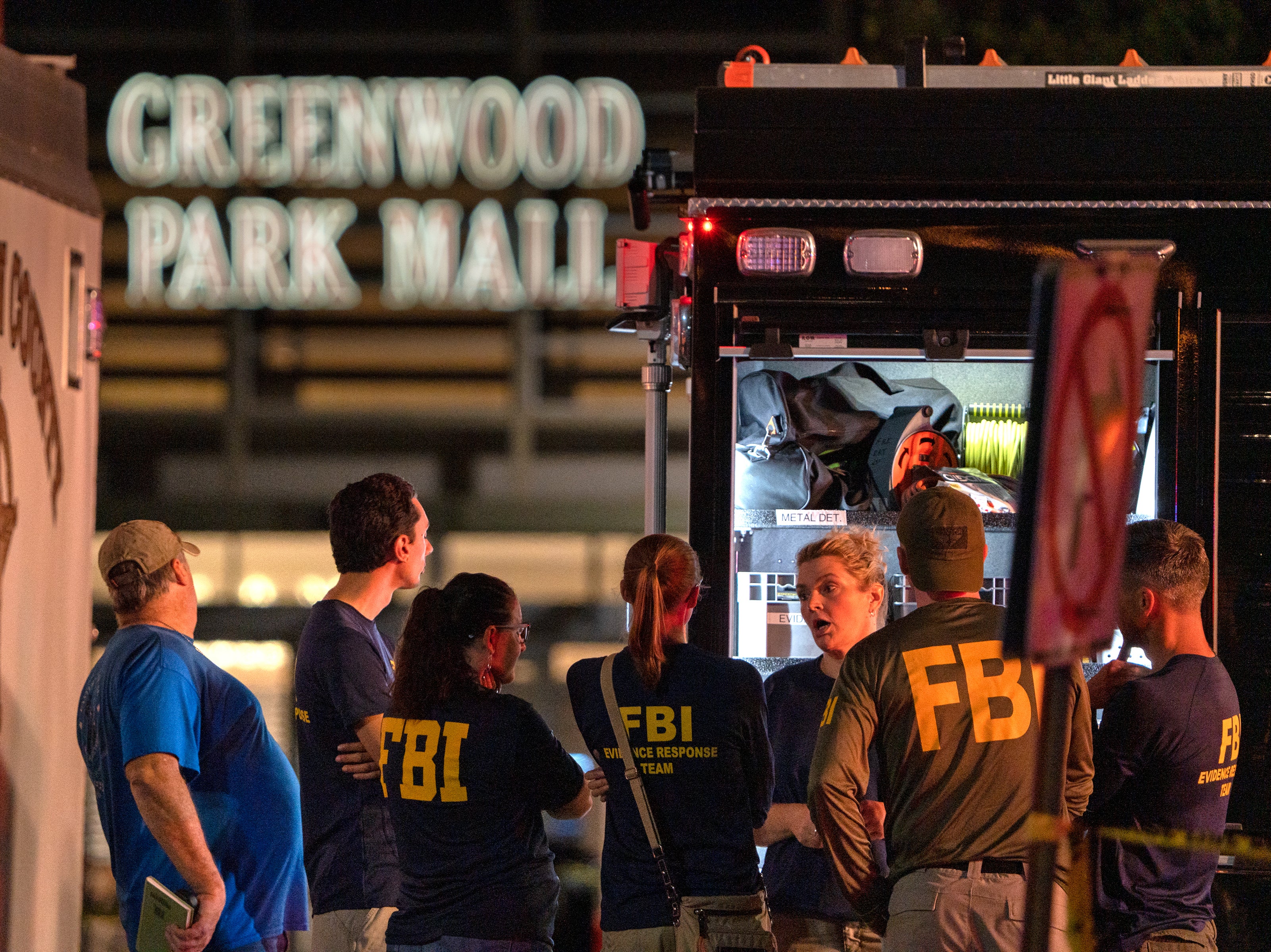 Agentes del FBI se reúnen en la escena de un tiroteo mortal, el domingo 17 de julio de 2022, en el Greenwood Park Mall, en Greenwood, Indiana