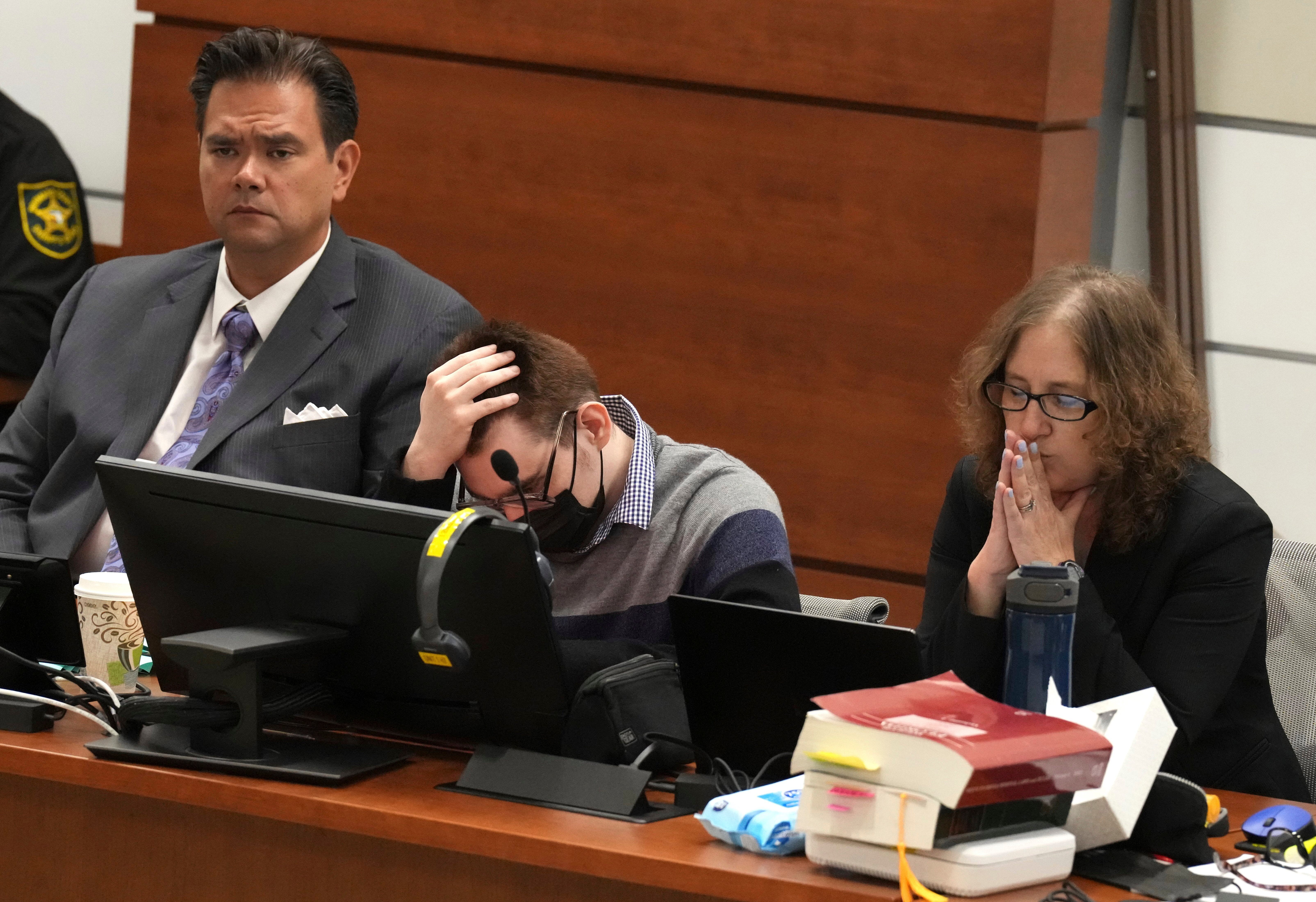 Sentencia de Nikolas Cruz: el tirador se cubrió la cara cuando reprodujeron los horribles vídeos de la masacre