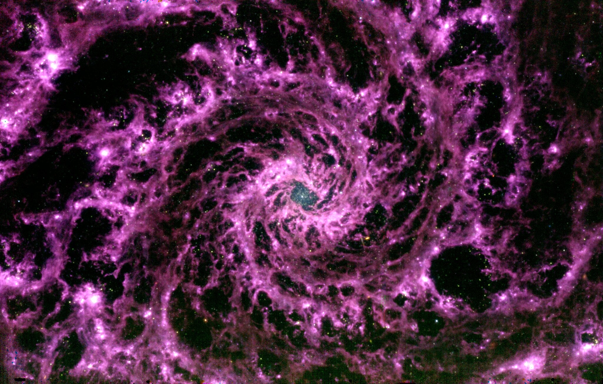 Una imagen de infrarrojo medio de la galaxia NGC 628 tomada por el Telescopio Espacial James Webb