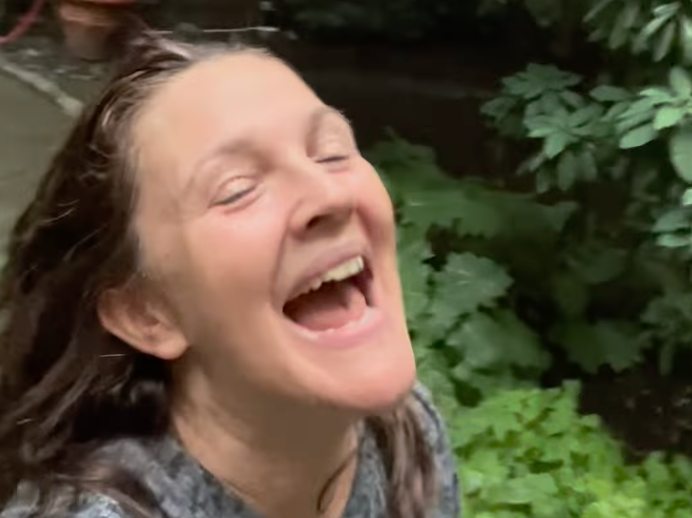 Drew Barrymore: los fans elogian a la actriz por “sanar a su niña interior” en un alegre vídeo bajo la lluvia
