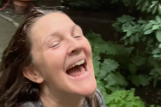 Drew Barrymore: los fans elogian a la actriz por “sanar a su niña interior” en un alegre vídeo bajo la lluvia