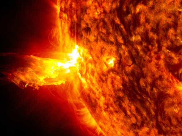 <p>Las eyecciones de masa coronal son expulsiones masivas de plasma magnetizado y partículas solares</p>