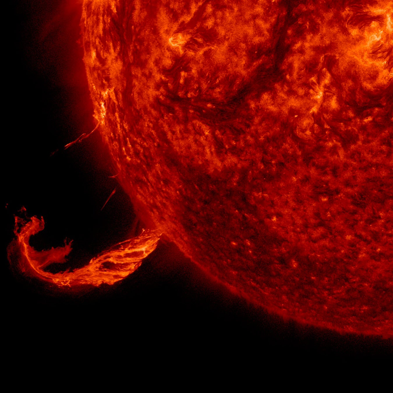 En 2015, el sol expulsó una CME junto con parte de un filamento solar en un periodo de tres horas