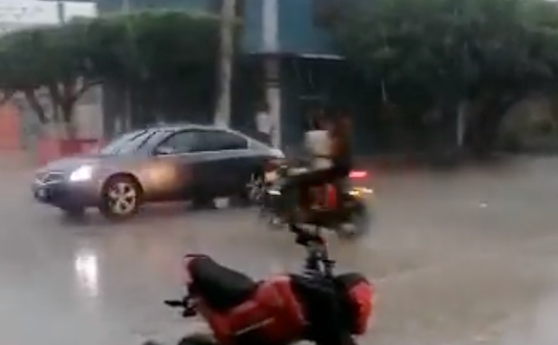 Conductor pierde el control y arrolla a un vendedor ambulante en la Ciudad de México