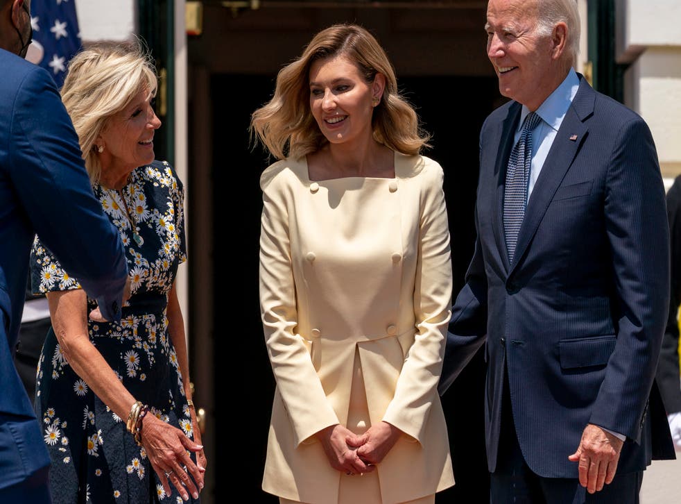 <p>Joe y Jill Biden saludan a Olena Zelenska, esposa del presidente de Ucrania, Volodymyr Zelensky, en la Casa Blanca</p>