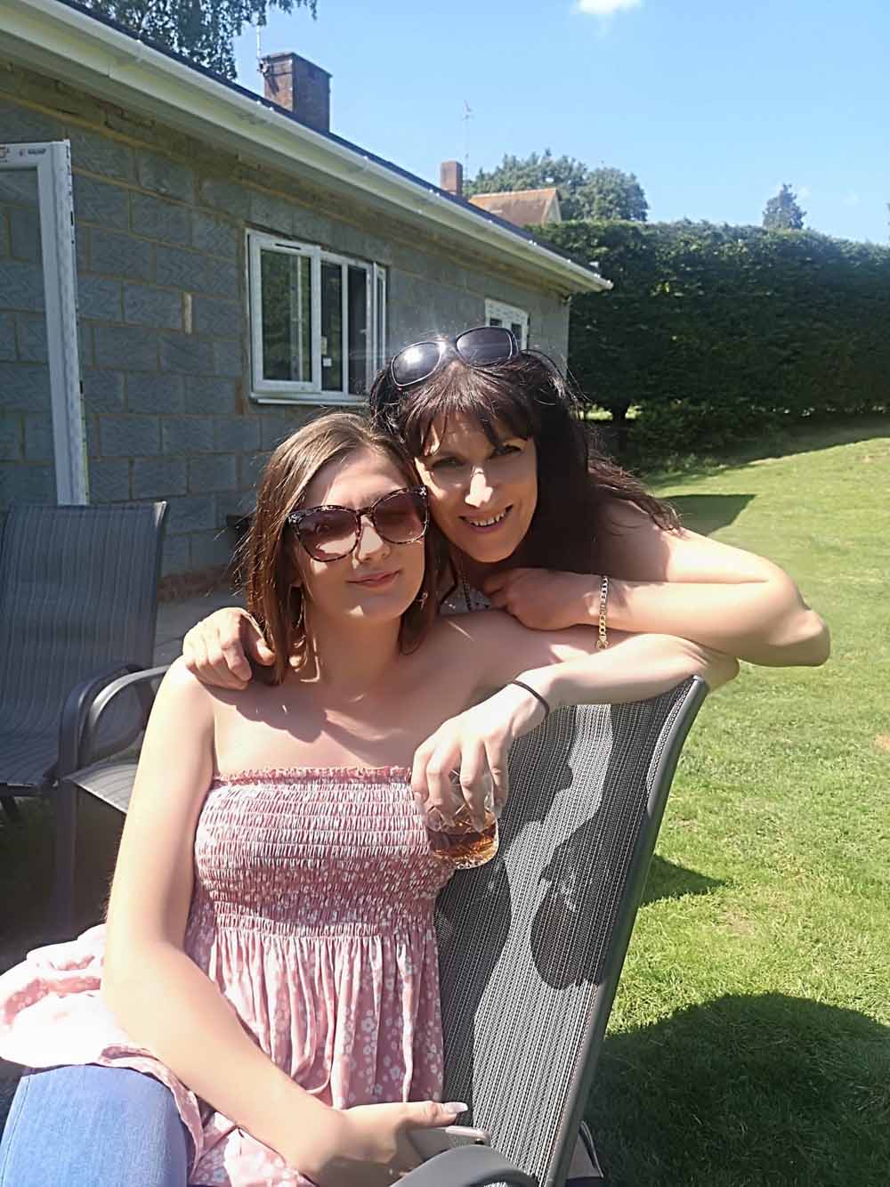 Mujer que atribuía picazón de manos a un producto de limpieza descubrió que le quedaban meses de vida