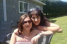 Madre que atribuía picazón de manos a un producto de limpieza descubrió que le quedaban meses de vida