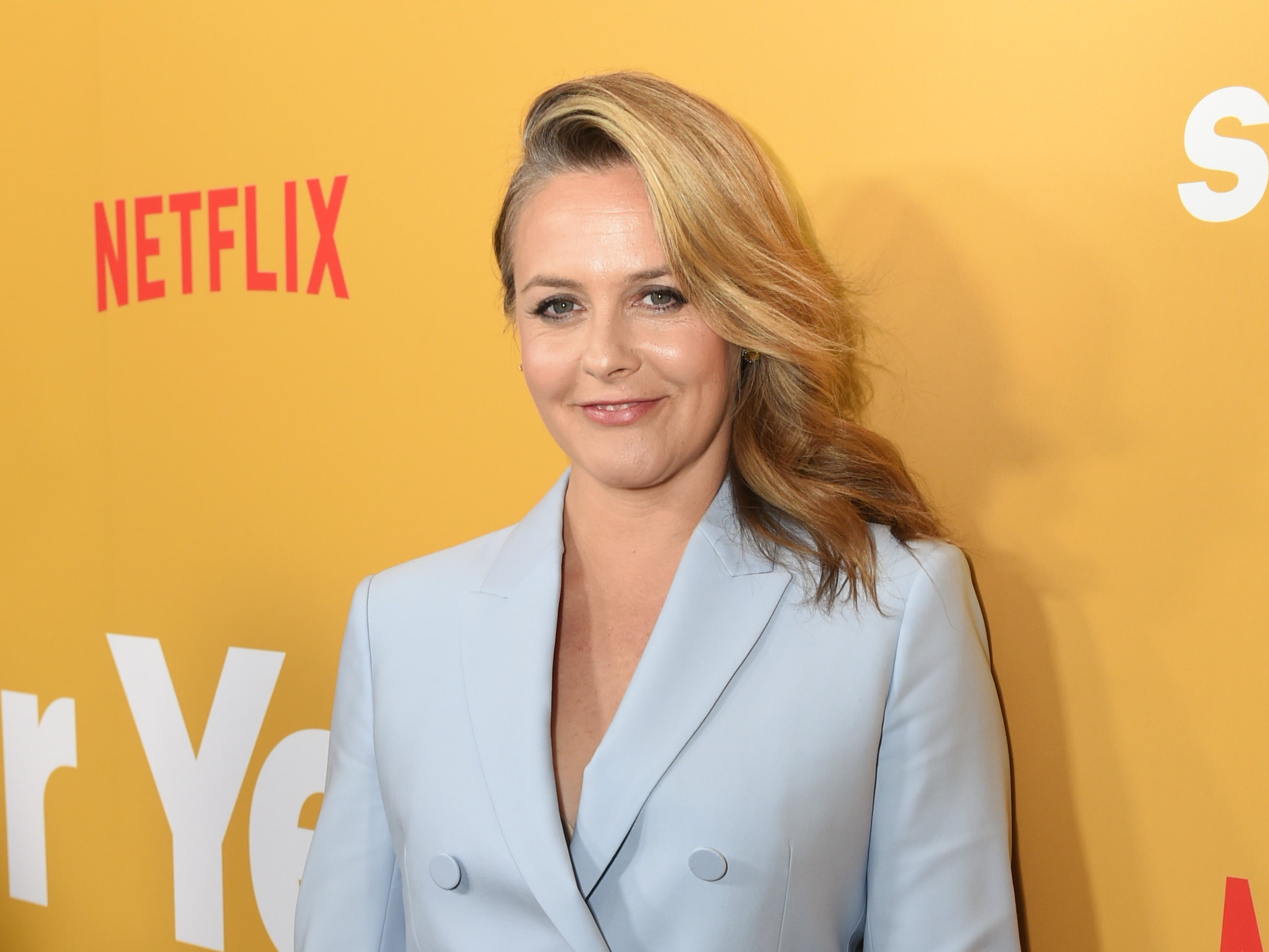 Alicia Silverstone revela que “todavía duerme” con su hijo de 11 años, Bear