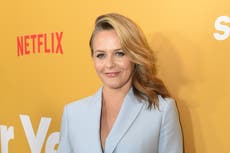 Alicia Silverstone revela que “todavía duerme” con su hijo de 11 años, Bear