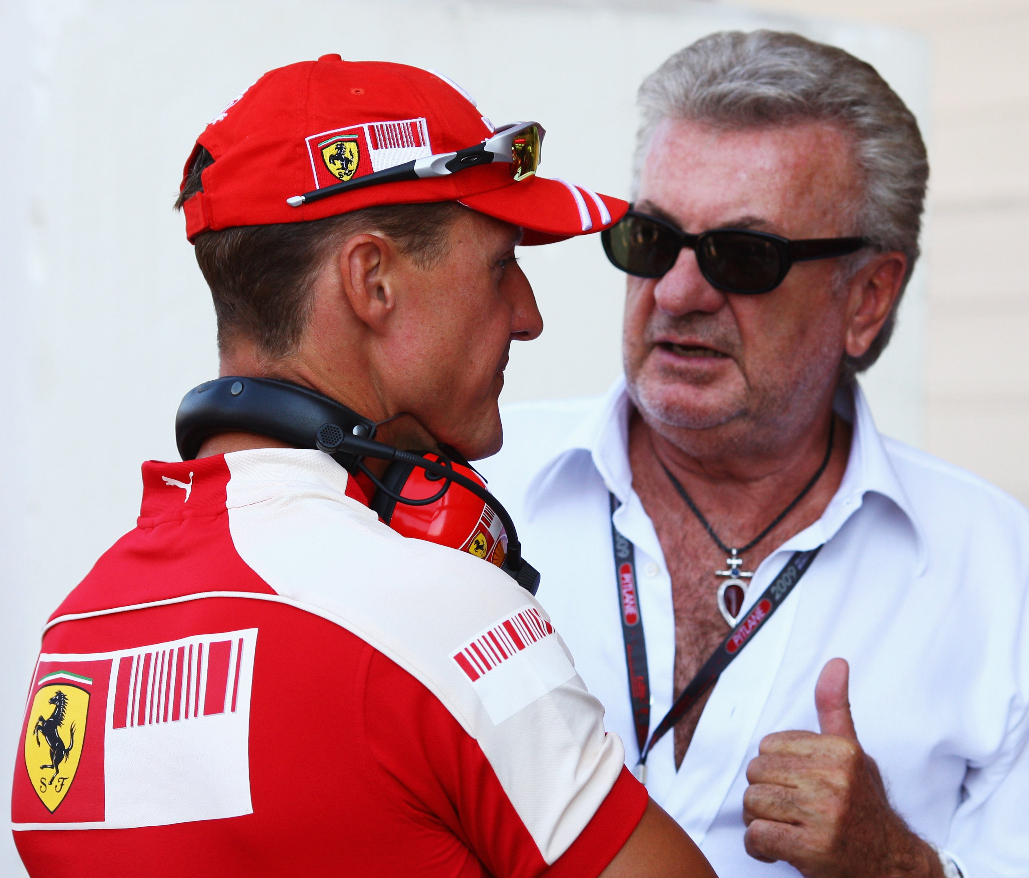 Willi Weber (derecha), fotografiado con Schumacher en 2009, acusó a la familia del alemán de decir “mentiras”