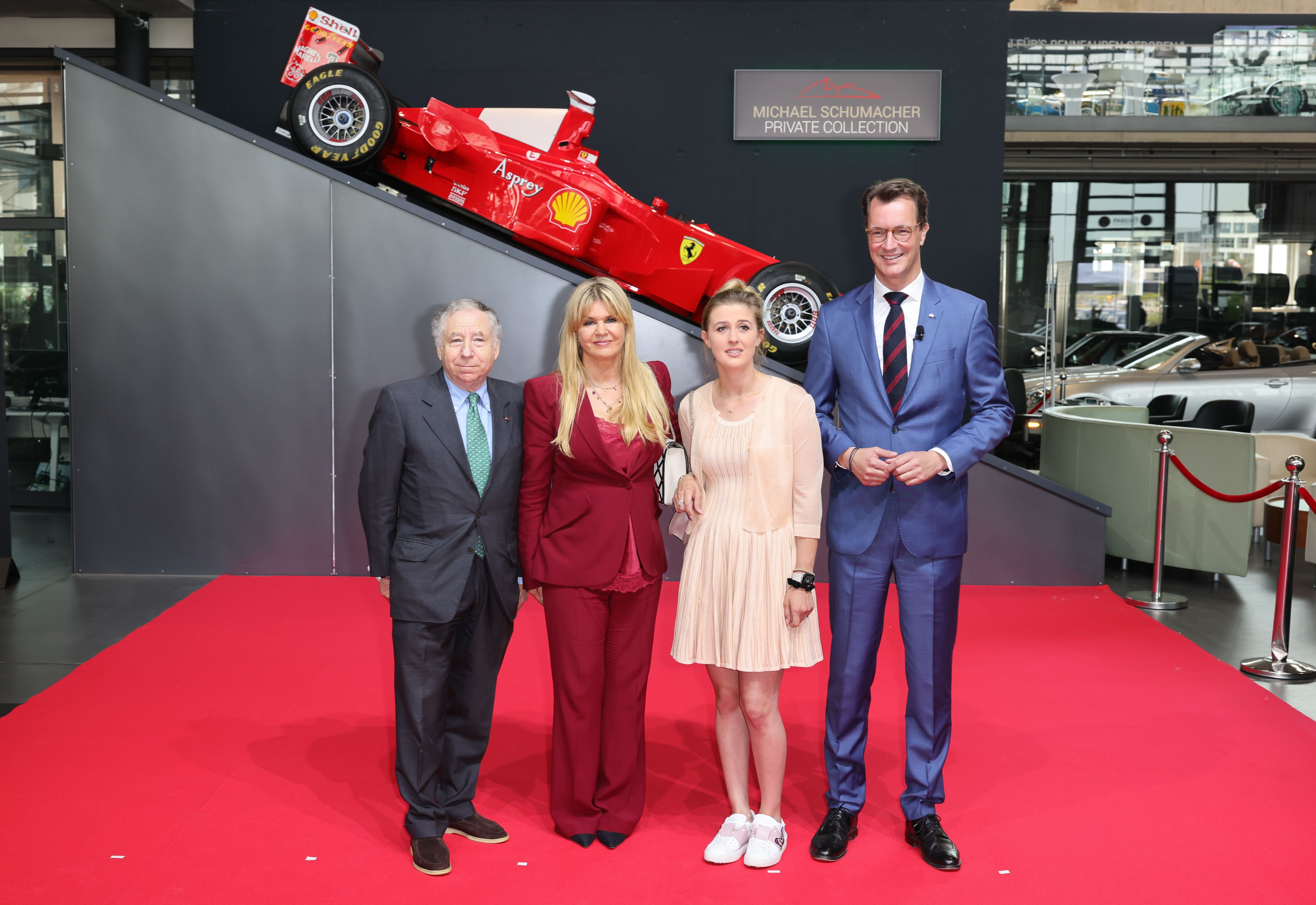 Jean Todt (extremo izquierdo), asistió el miércoles con la esposa de Michael, Corinna, y su hija Gina, para recoger el Premio Estatal de Renania del Norte-Westfalia en nombre de Michael
