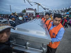 Acusan a dos hombres por tragedia en la que murieron 53 migrantes dentro de un tráiler