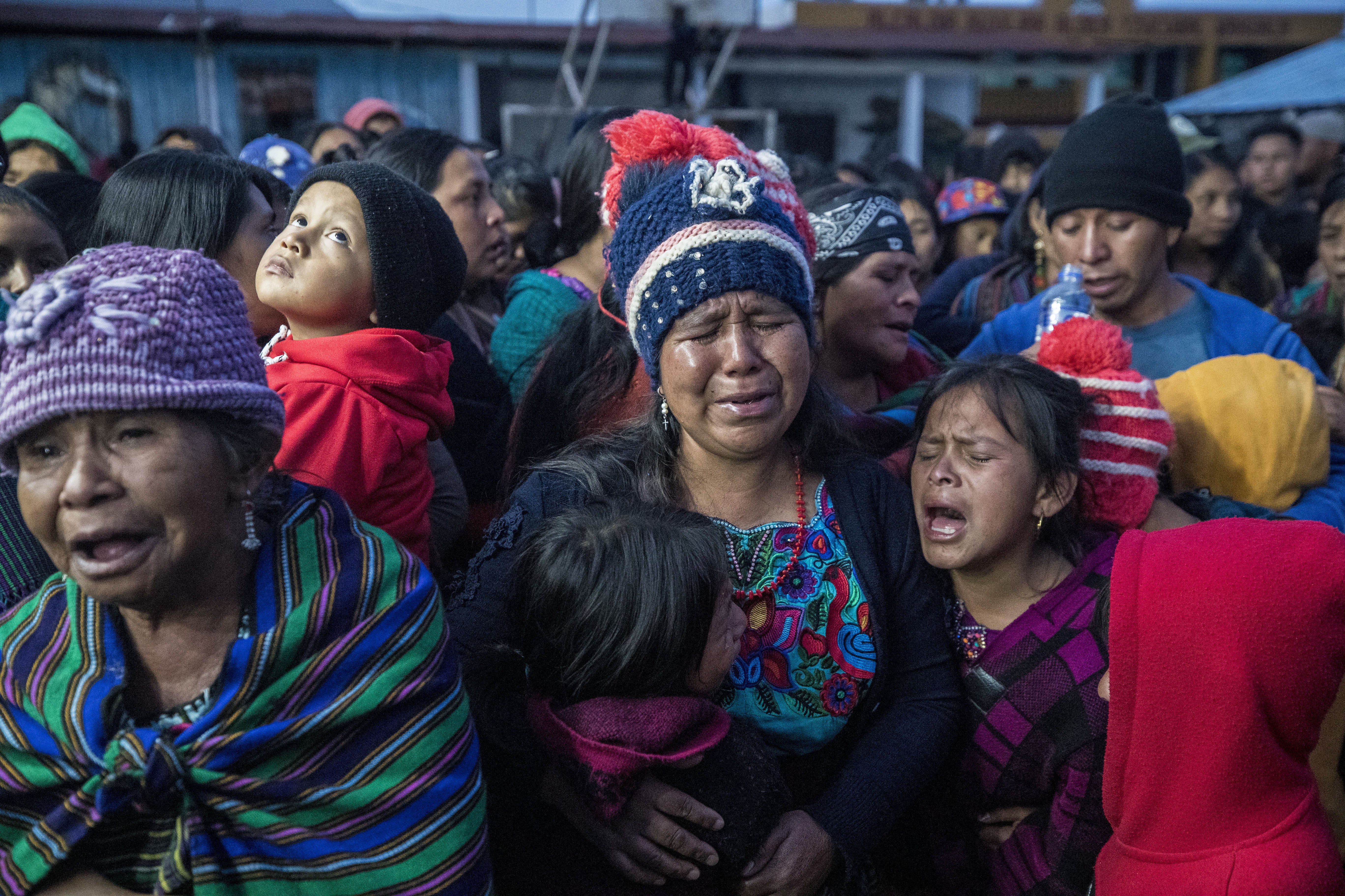 Los seres queridos de Pascual Melvin Guachiac Sipac, de 13 años, lloran al recibir su cuerpo, tras morir en la tragedia del 27 de junio; en el pueblo de Tzucubal, Nahuala, Guatemala, 15 de julio del 2022