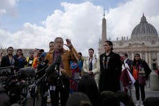 La iglesia dice que son regalos, indígenas piden devolución