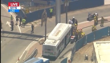Dos personas heridas de gravedad al estrellarse un autobús de enlace en el aeropuerto de Los Ángeles