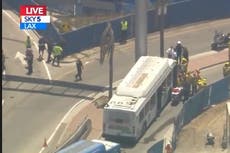 Hay dos personas con heridas graves tras accidente de autobús en el Aeropuerto Internacional de Los Ángeles