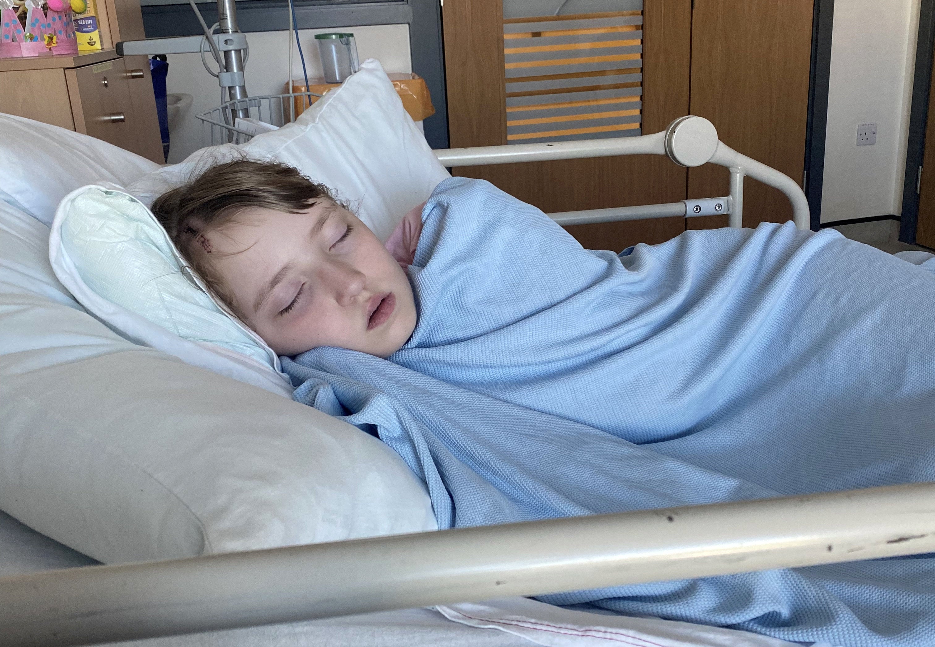 Ava Nelson en el hospital, actualmente se recupera tras la cirugía