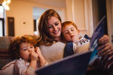 Leer antes de acostarse ayuda a los niños y a los padres a dormir mejor