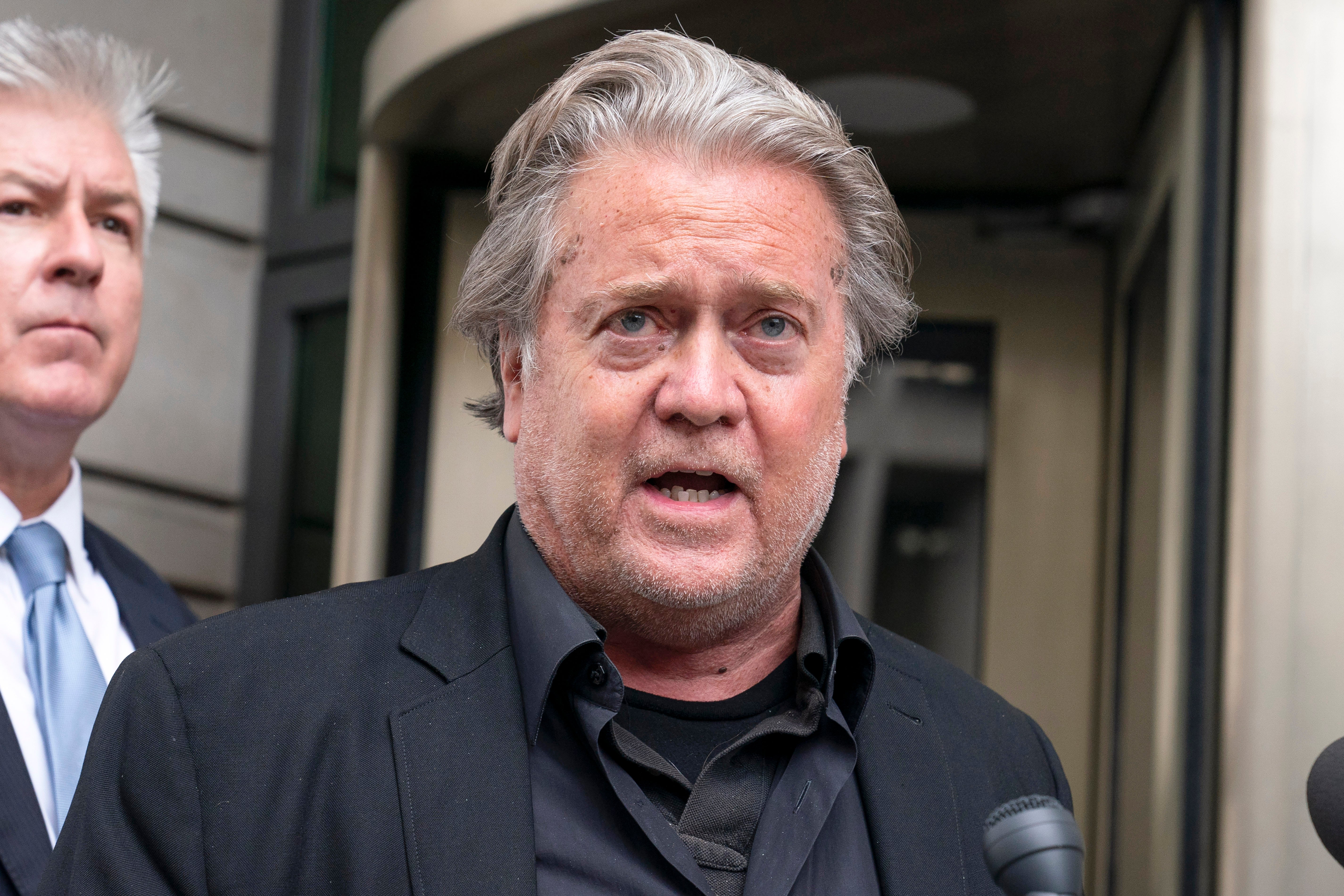 Fiscales dicen que Steve Bannon “eligió la lealtad a Trump” en el juicio por desacato del 6 de enero