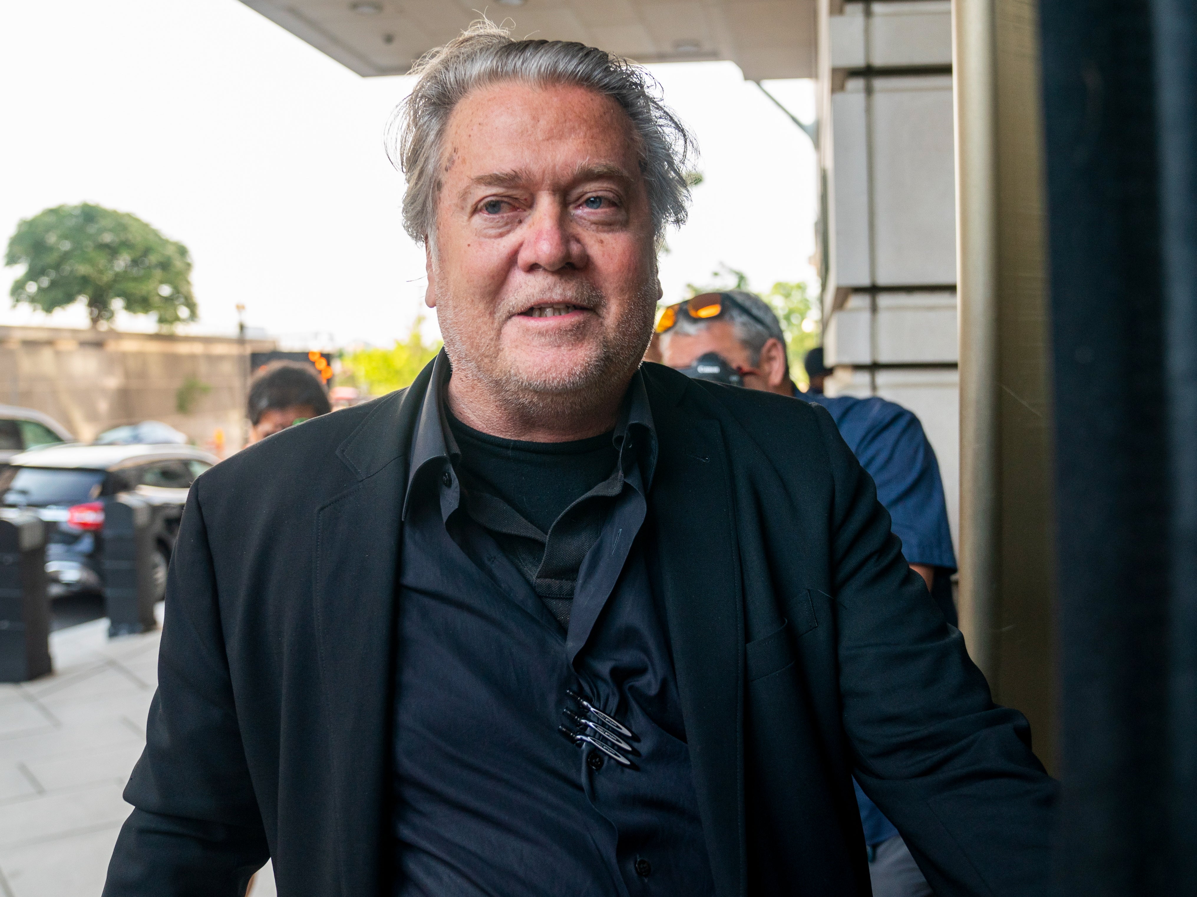 Steve Bannon declarado culpable en juicio por desacato después de desafiar la citación del comité del 6 de enero
