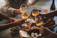 Un tercio cree que el mejor momento para tomar vino es con familia y amigos 
