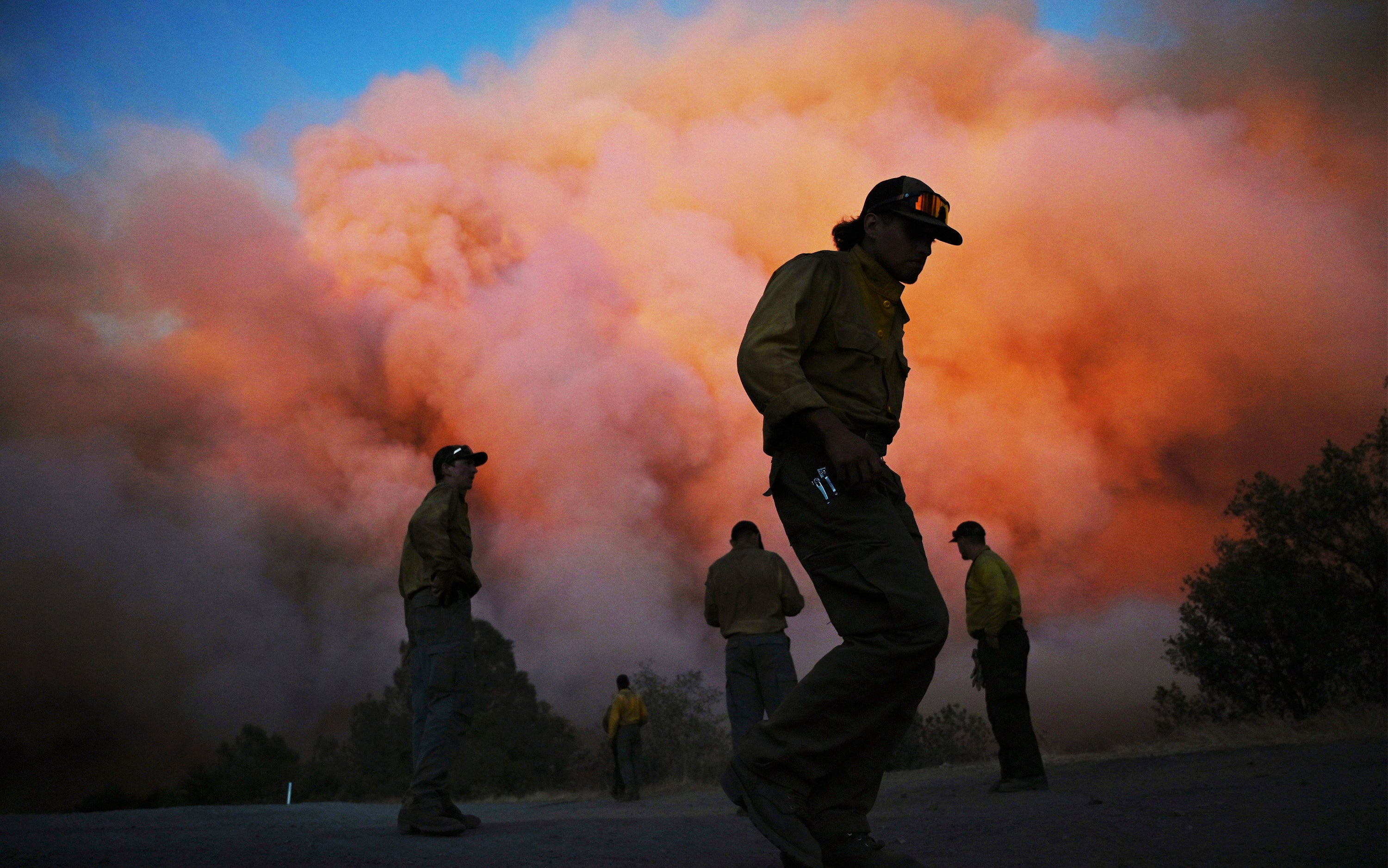 Los bomberos combaten el incendio el 22 de julio de 2022
