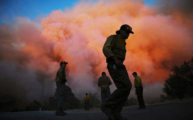 Los bomberos combaten un incendio cerca de Yosemite el 22 de julio de 2022