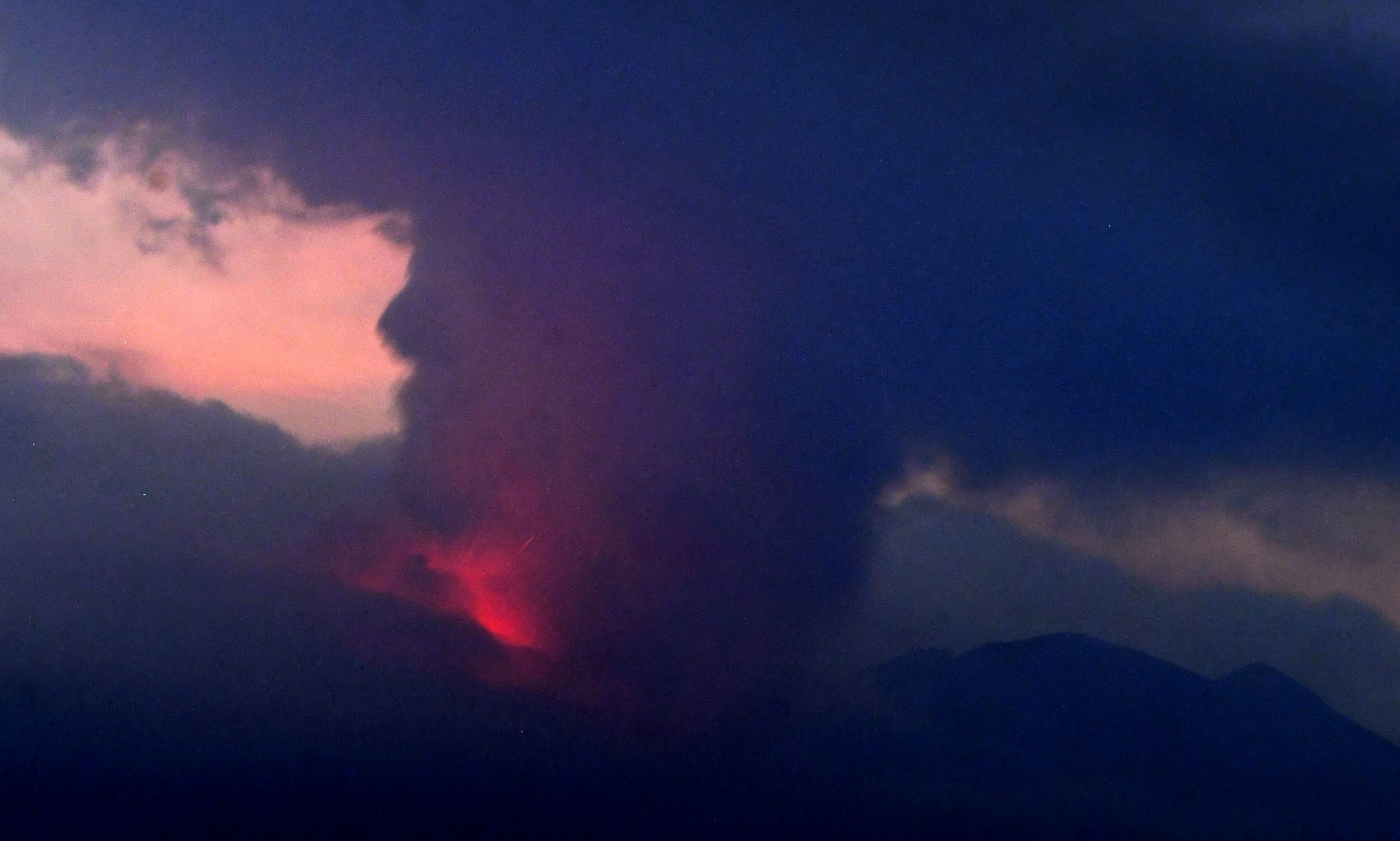 Una imagen de cámara remota muestra la erupción del Sakurajima en Tarumizu