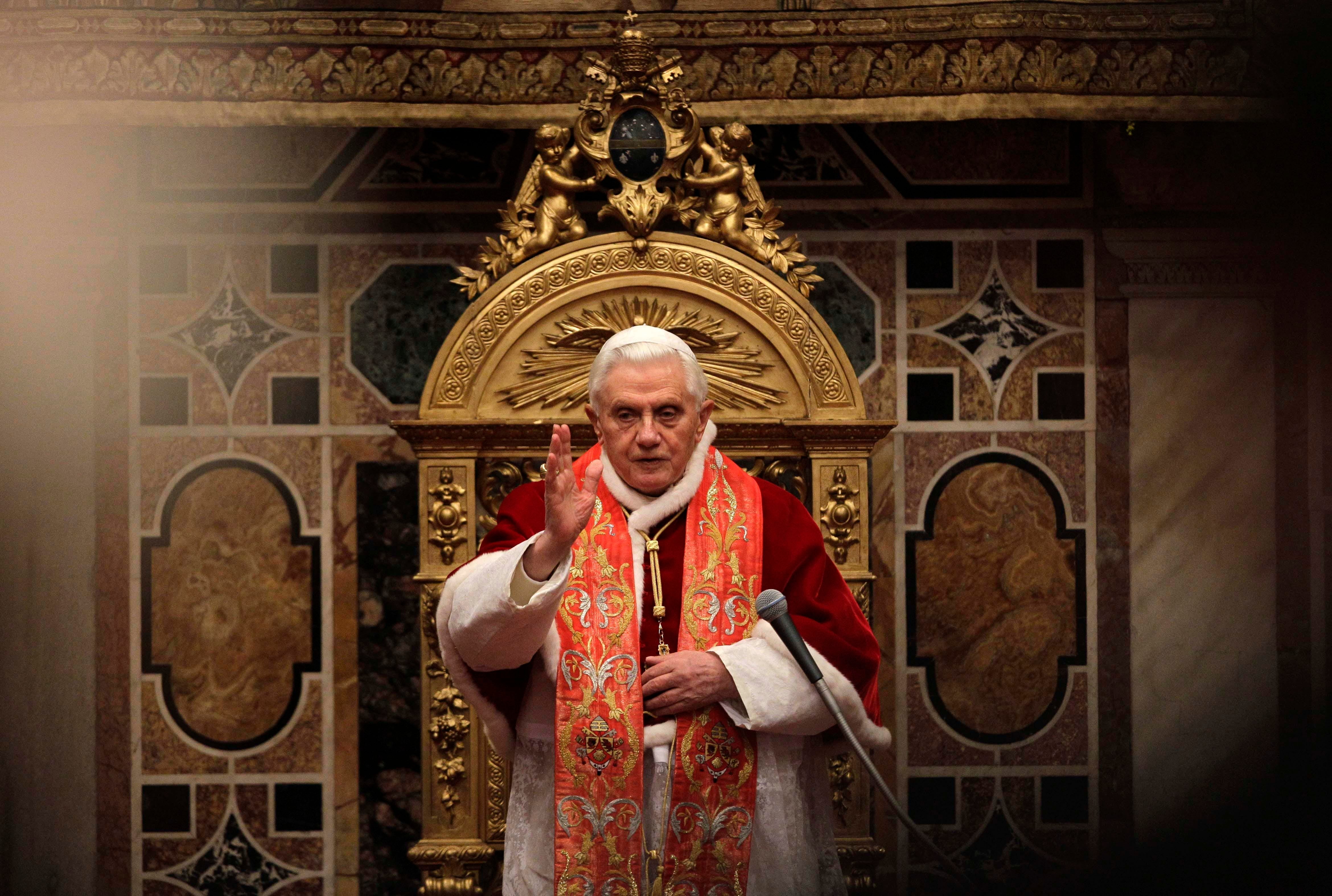El papado de Benedicto se vio empañado por el escándalo antes de dimitir por problemas de salud