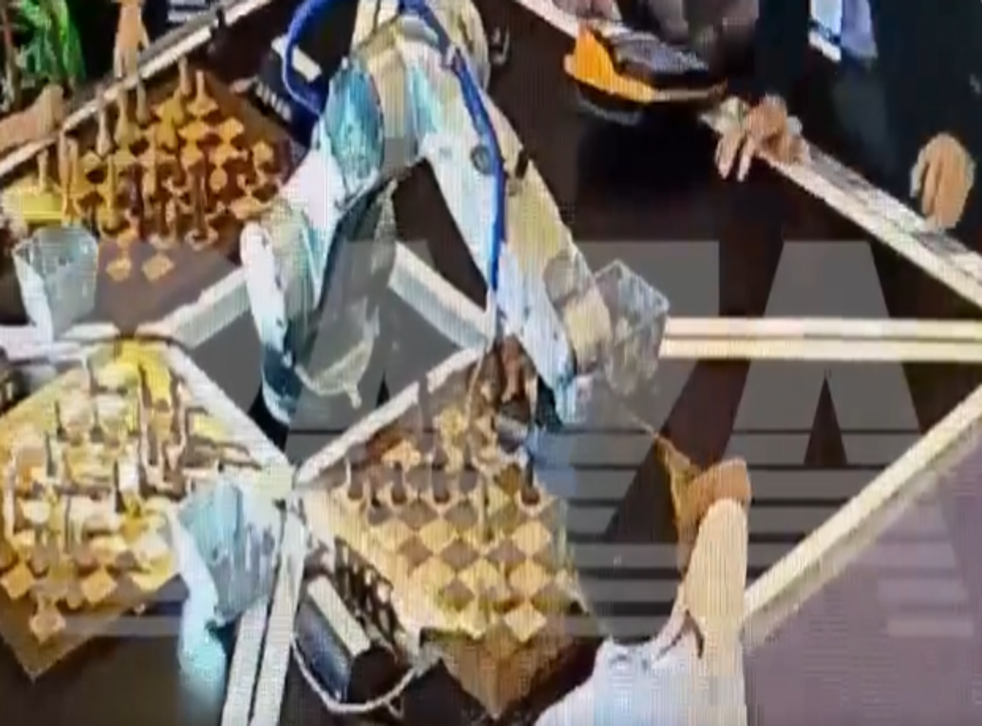 Un robot de ajedrez agarra y rompe un dedo a un oponente de siete años |  Independent Español