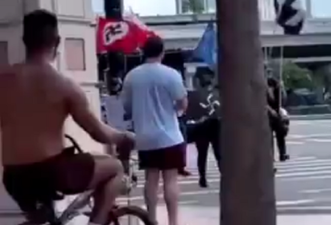 Un grupo neonazi organiza un pequeño mitin afuera de la cumbre Turning Point USA encabezada por Trump