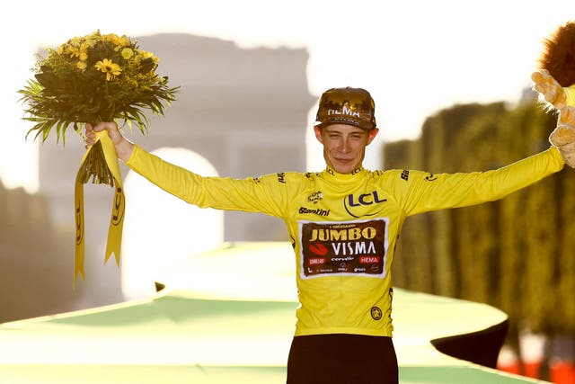 <p>Jonas Vingegaard, del equipo Jumbo-Visma, lo celebra en el podio</p>