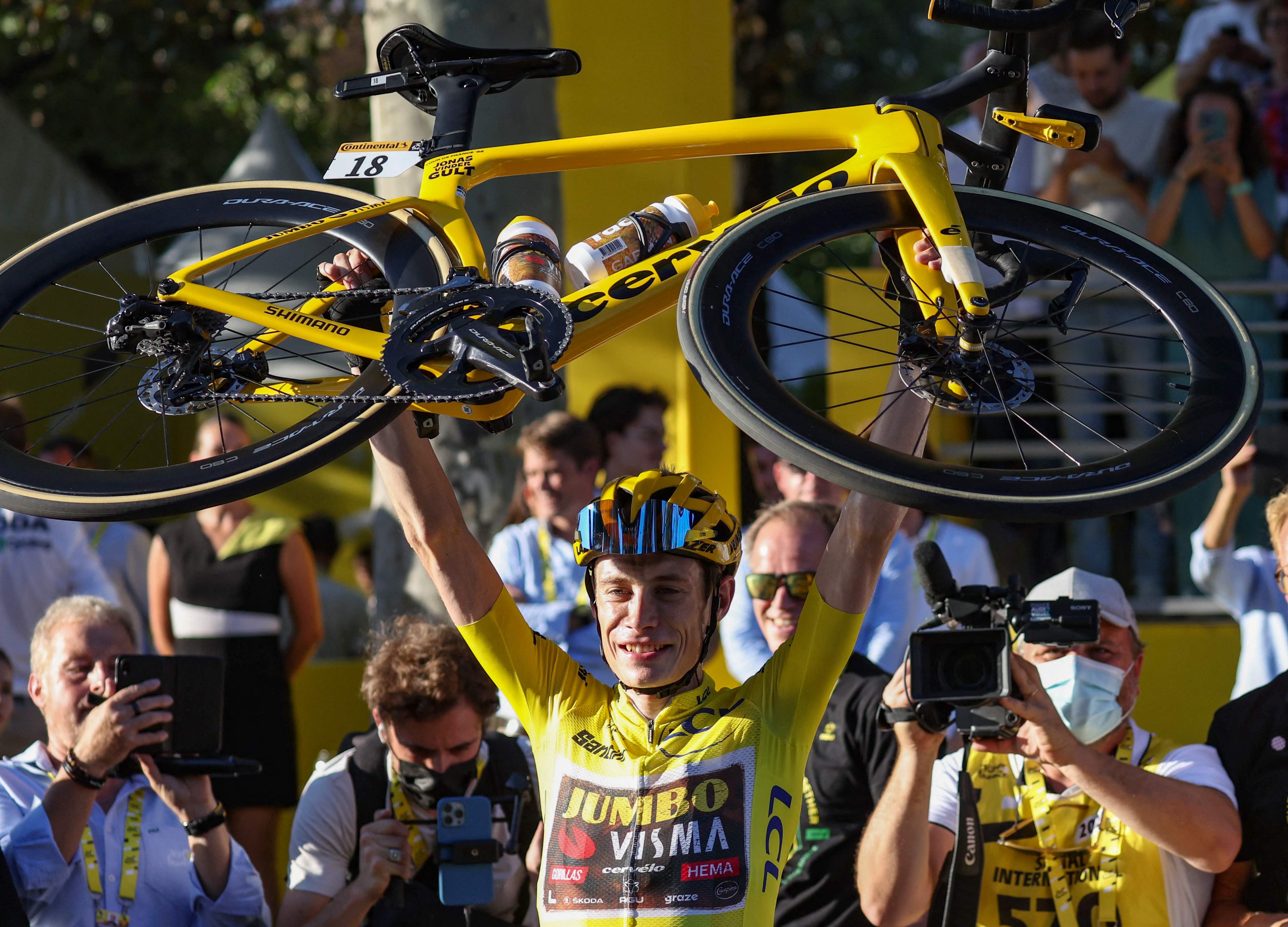 Vingegaard levanta su bicicleta tras ganar la 109ª edición del Tour de Francia