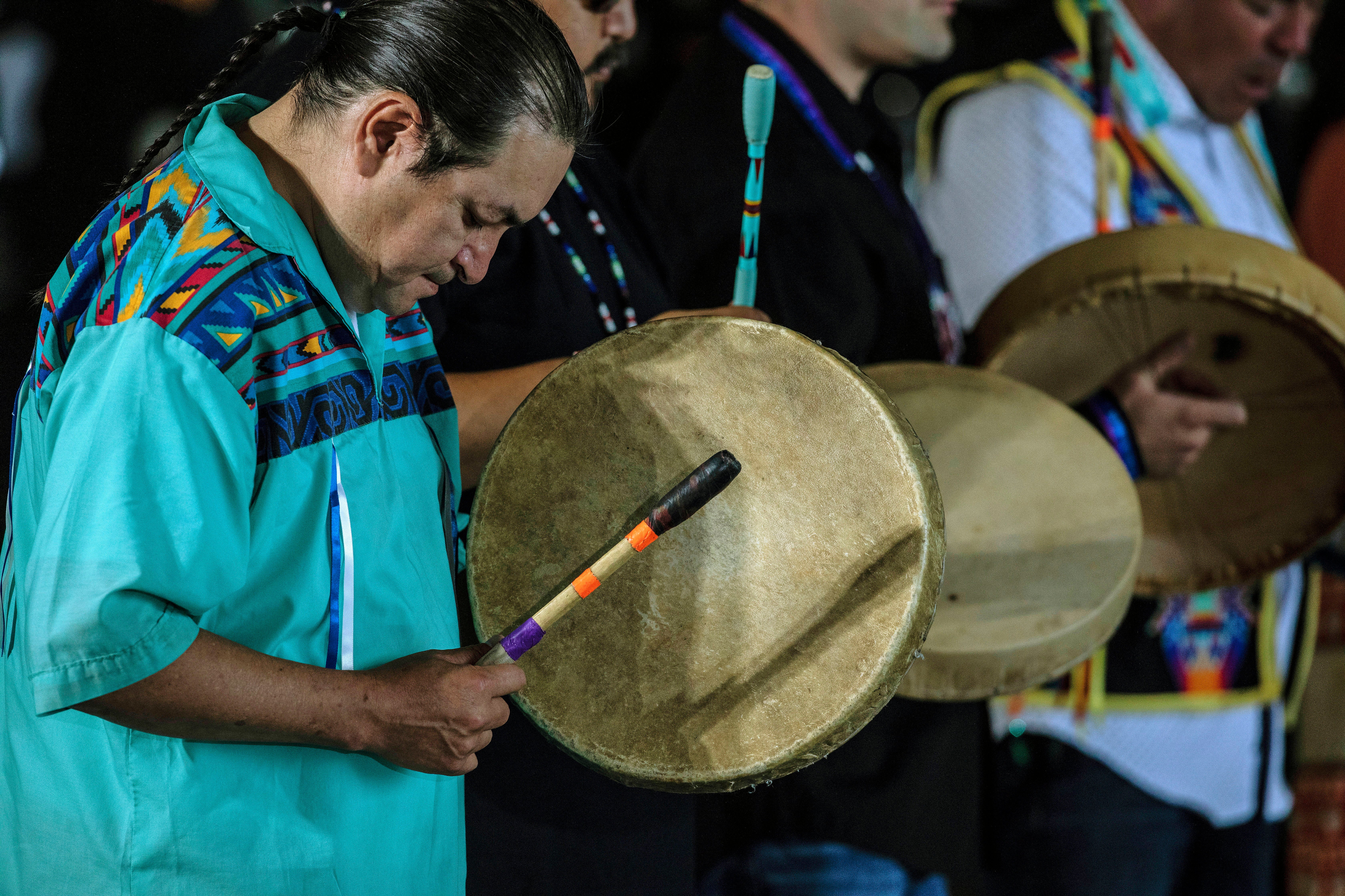 Tamborileros indígenas tocan para el papa Francisco a su llegada al aeropuerto internacional de Edmonton para su visita papal de seis días por Canadá, en Edmonton, Alberta, Canadá, el domingo 24 de julio de 202